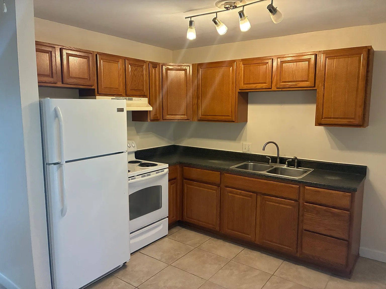 2 bed, 930 sqft, $1,050 — Photo 4