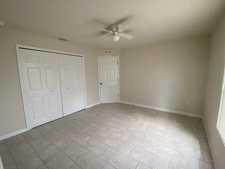 1020 SE 12th Ter — Photo 9