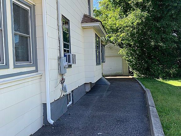 3rd image of 22 Devine St