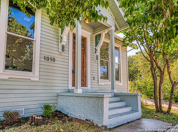 3rd image of 1010 N Hackberry St