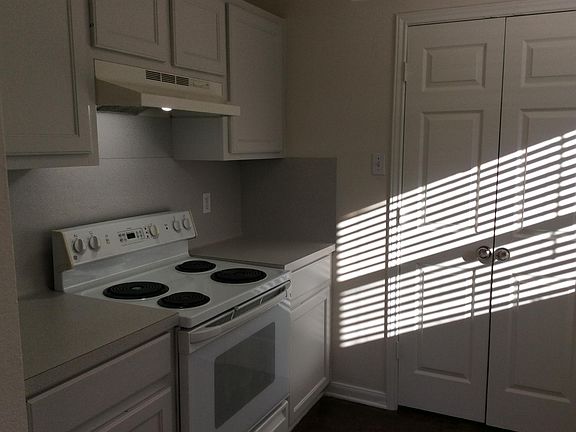 3rd image of 484 Shady Bluff Dr