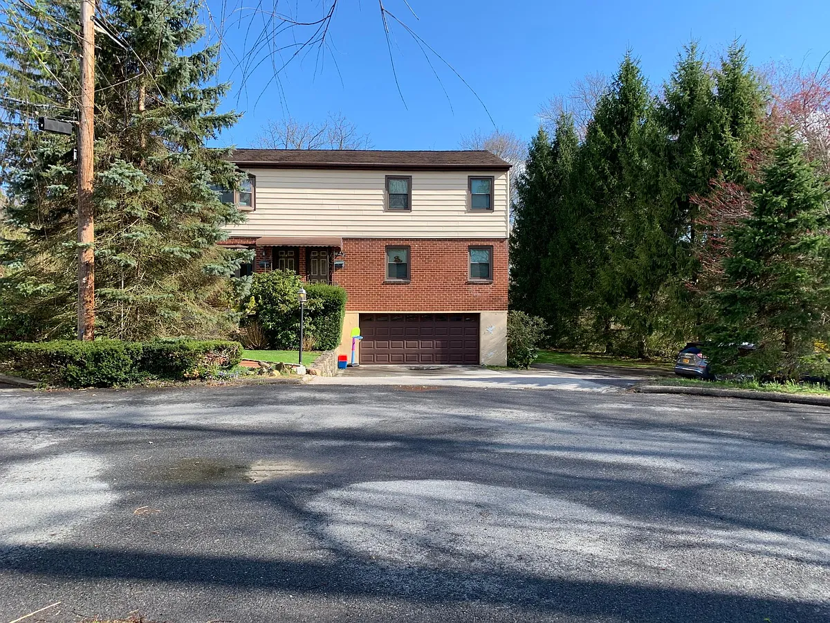 Quiet cul de sac. Two driveway parking spaces. - 2 Grand Blvd #TOP FLOOR