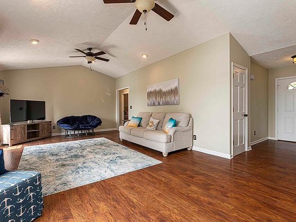 4th image of 1000 Lakeview Dr
