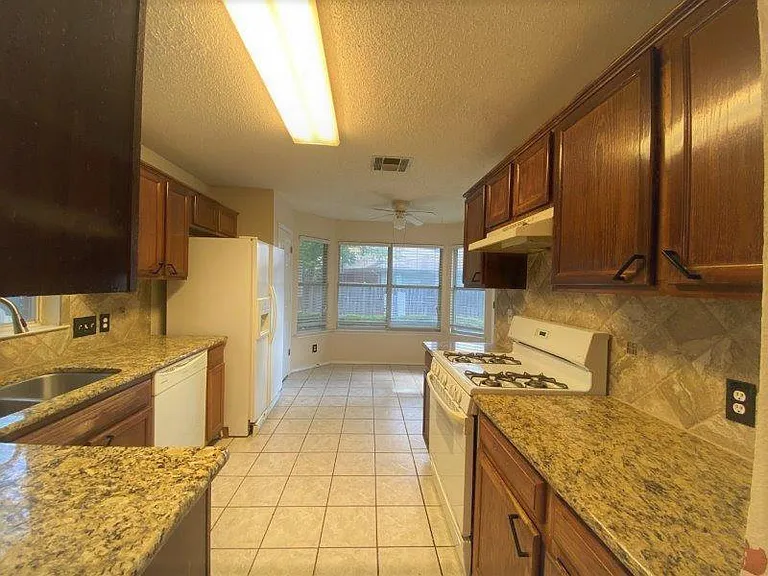 1903 Balsam Way — Photo 3