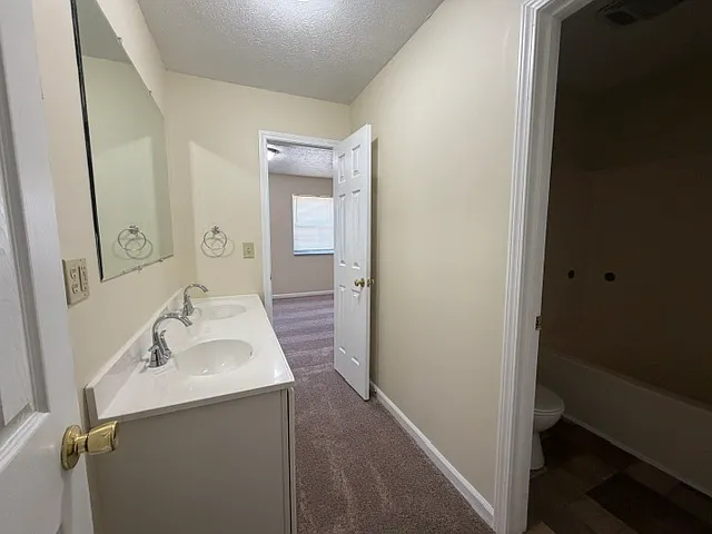 Sleepy Hollow Townhomes — Photo 32