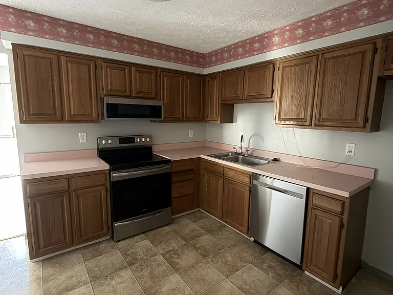 2202 N Tollgate Cir — Photo 7