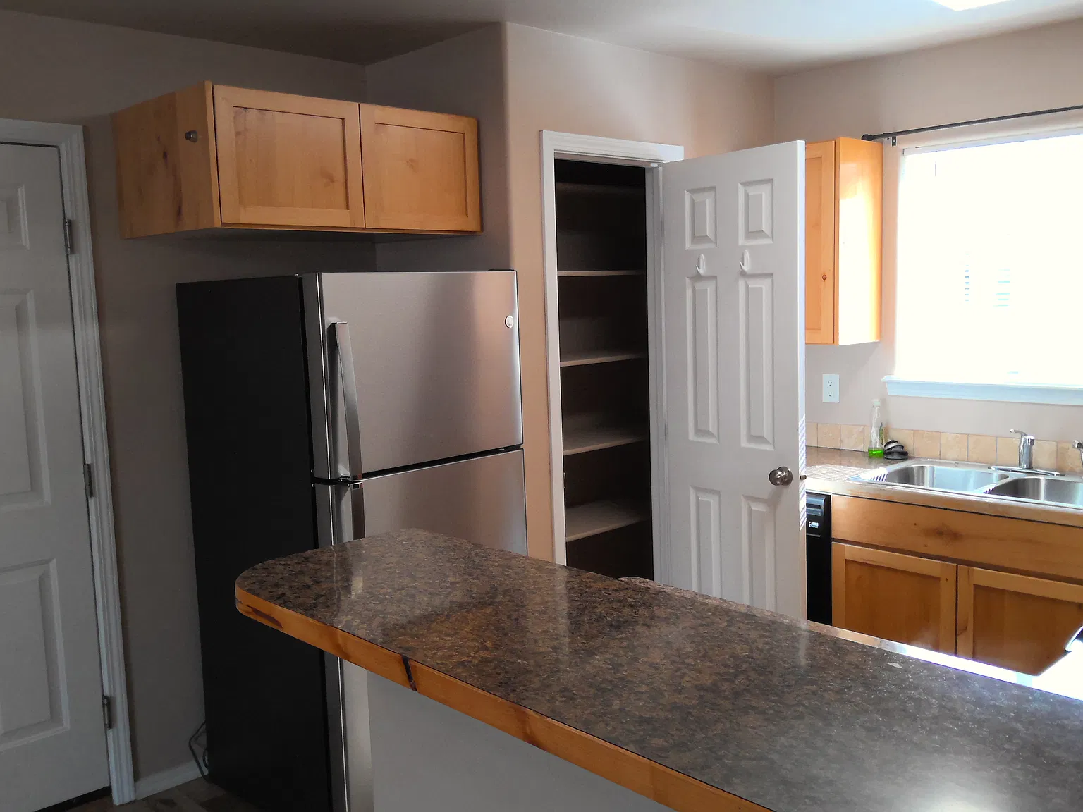 3 bed, 1000 sqft, $1,900 — Photo 2