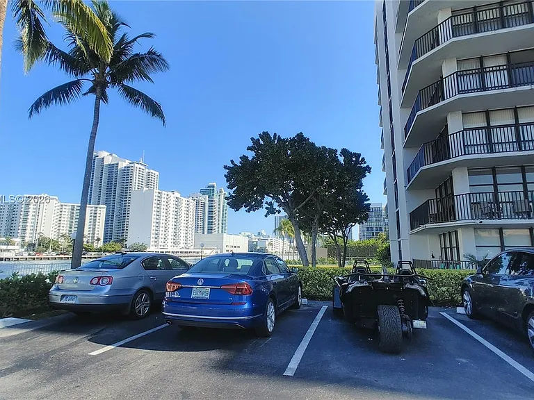 1000 Parkview Dr #125 — Photo 25
