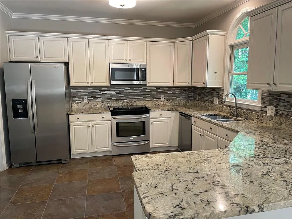 4 bed, 2.5 bath, 2595 sqft, $3,000 — Photo 4