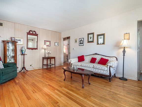 2nd image of 9237 Lincolnwood Dr