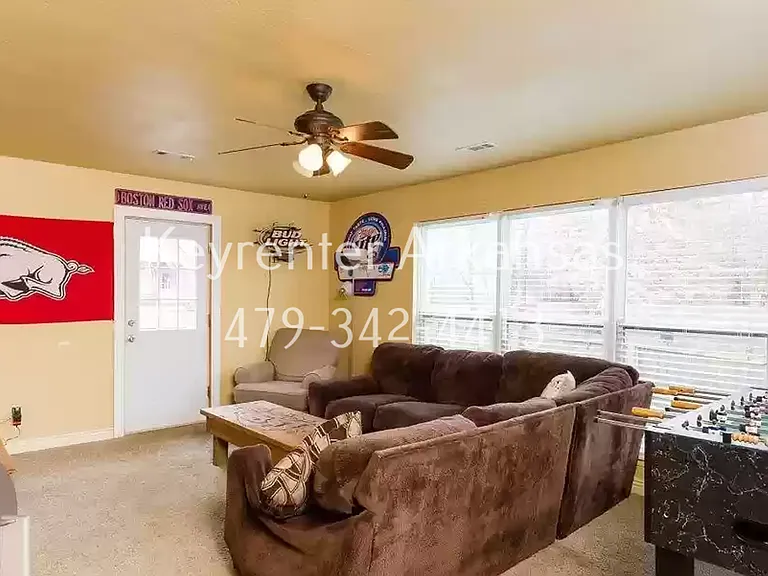1144 N Vista Pl — Photo 15