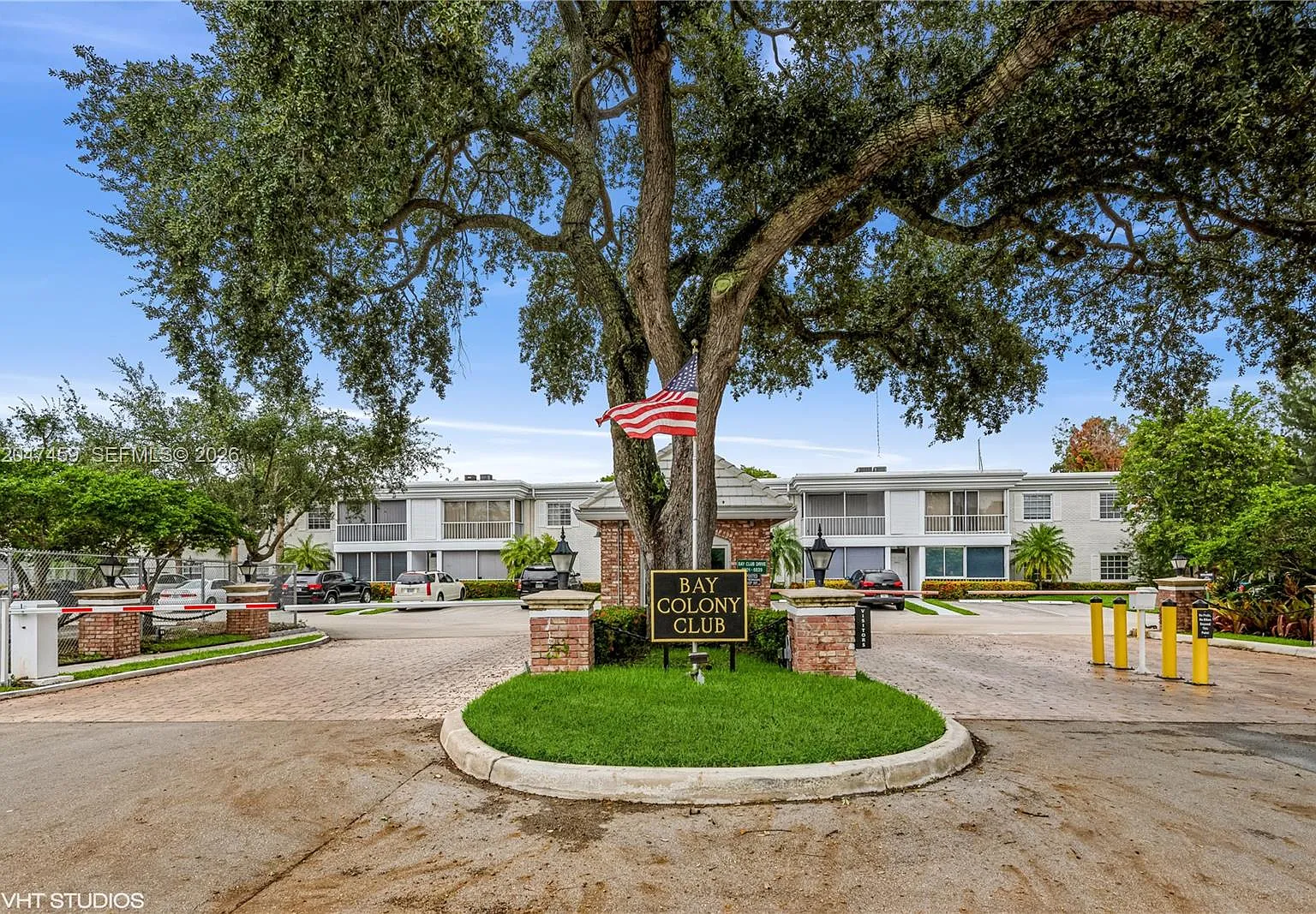 Bay Colony Club Condo — Photo 1