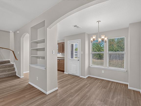 4th image of 606 E College Ave