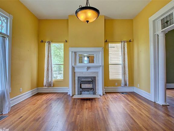 3rd image of 923 W 20th St