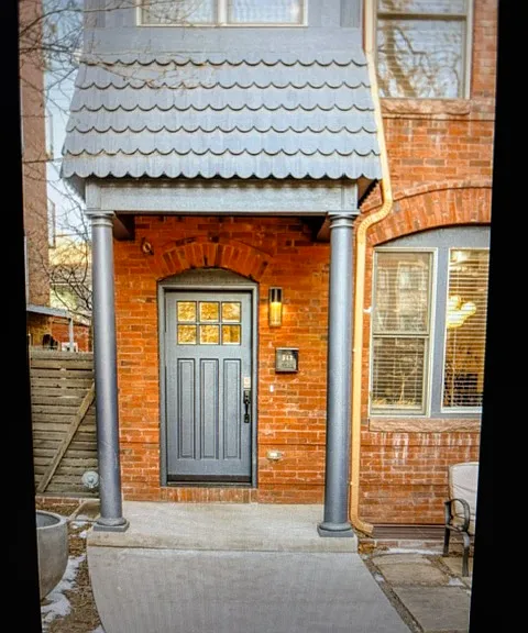 943 N Clarkson St — Photo 1
