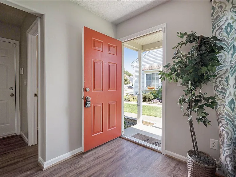 6226 Oakglen Dr — Photo 1
