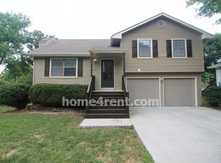 402 SW Pine Ridge Dr, Lees Summit, MO 64081