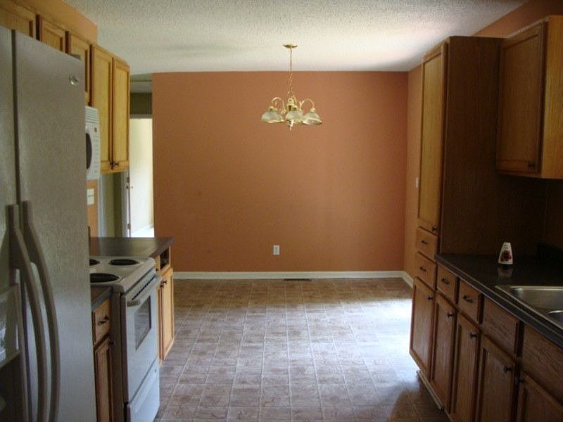 2nd image of 121 Reedy St