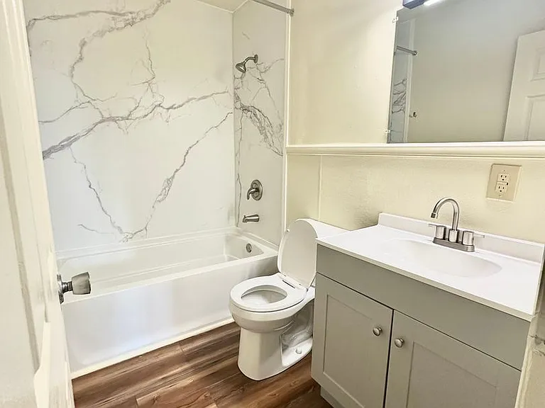 University Pointe Apartments — Photo 8