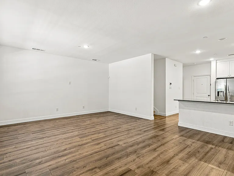537 Parkside Dr — Photo 10