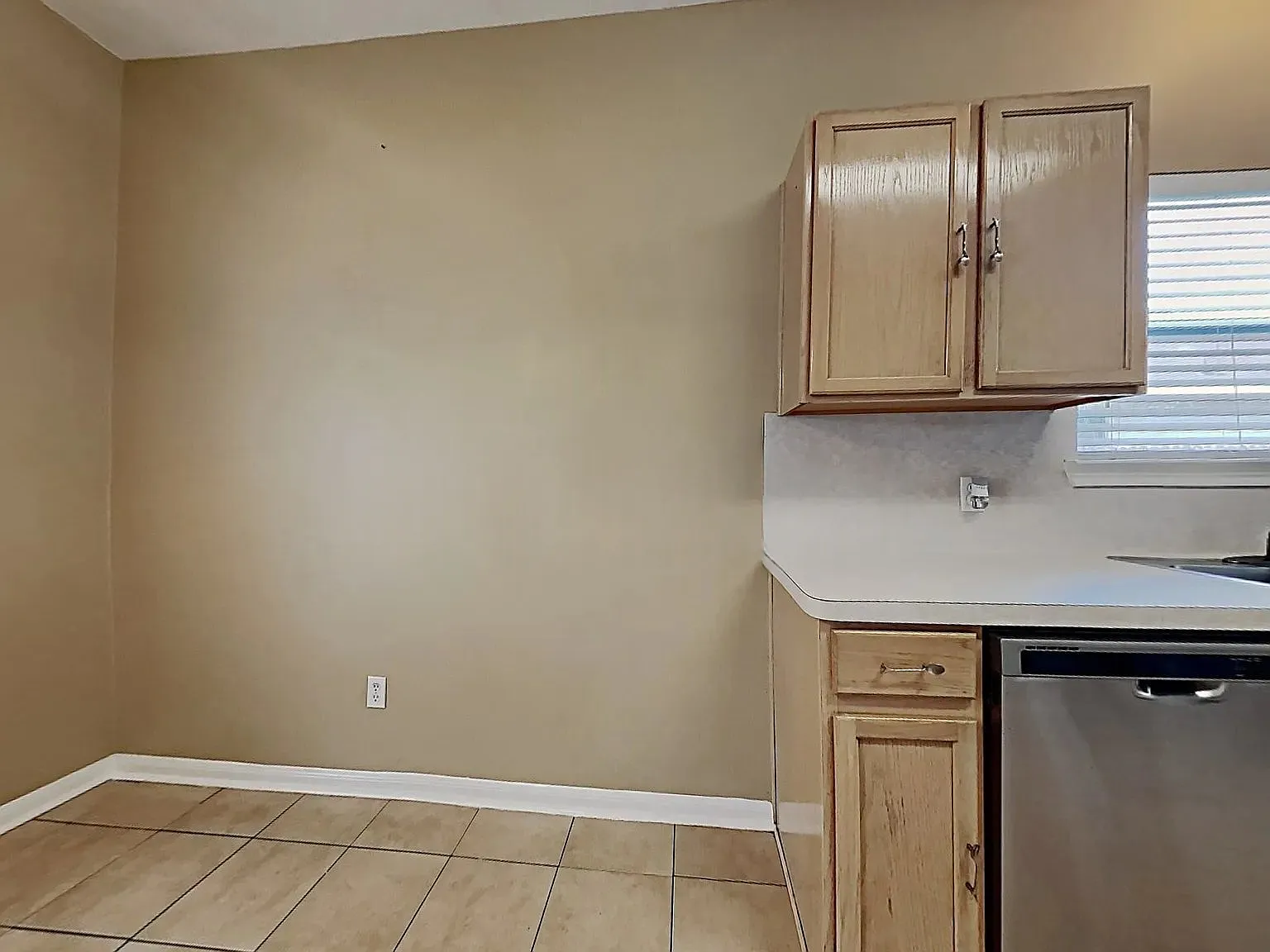4 bed, 2.5 bath, 2024 sqft, $2,000 — Photo 4