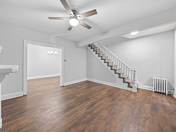 4th image of 576 Walnut St