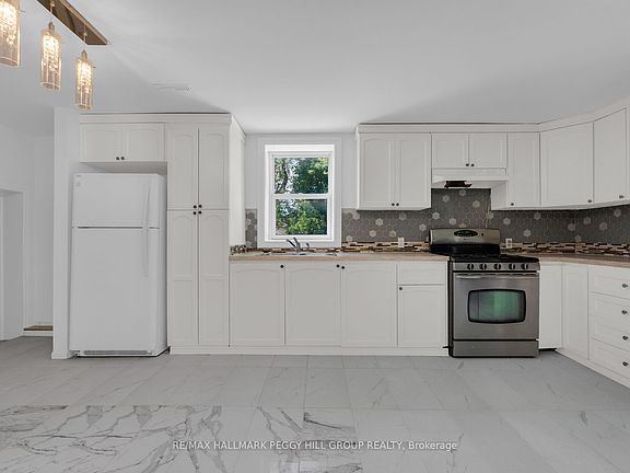 4th image of 132 Queen St W