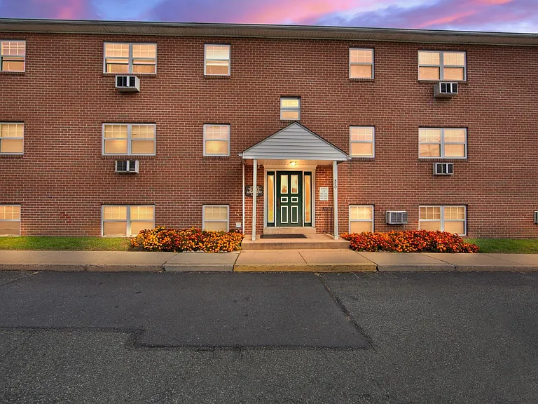 Ridgeview Apartment Homes — Photo 23