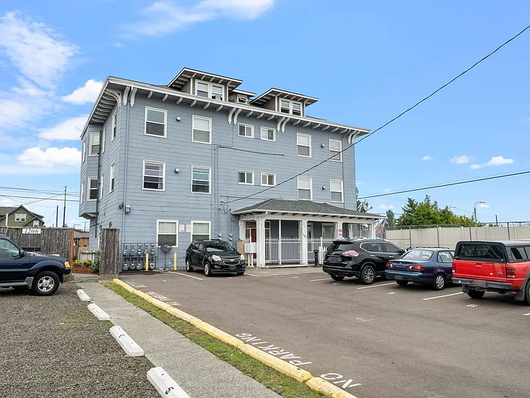 207 Chester Ave — Photo 1