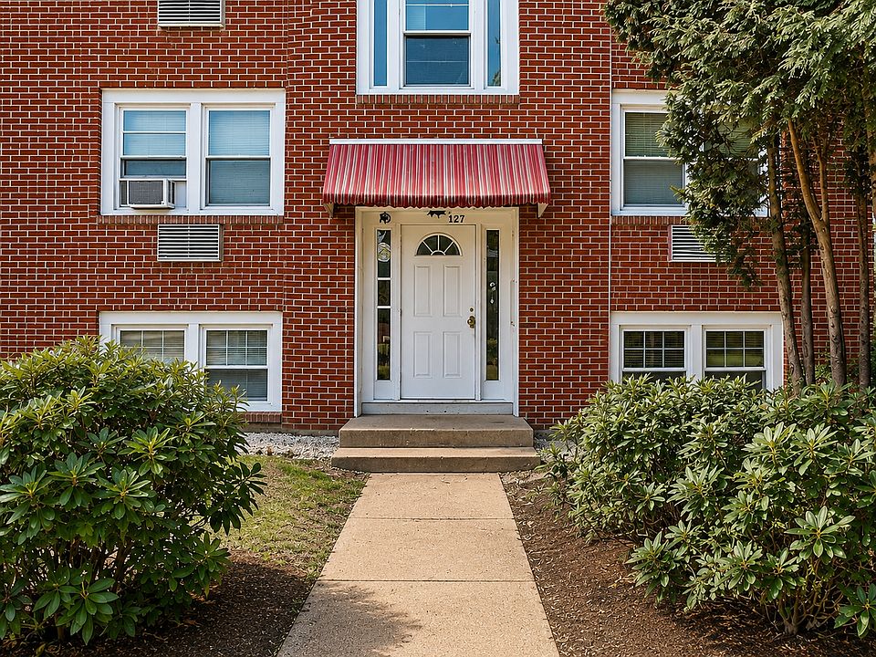 1st image of 127 Trenton St APT 3