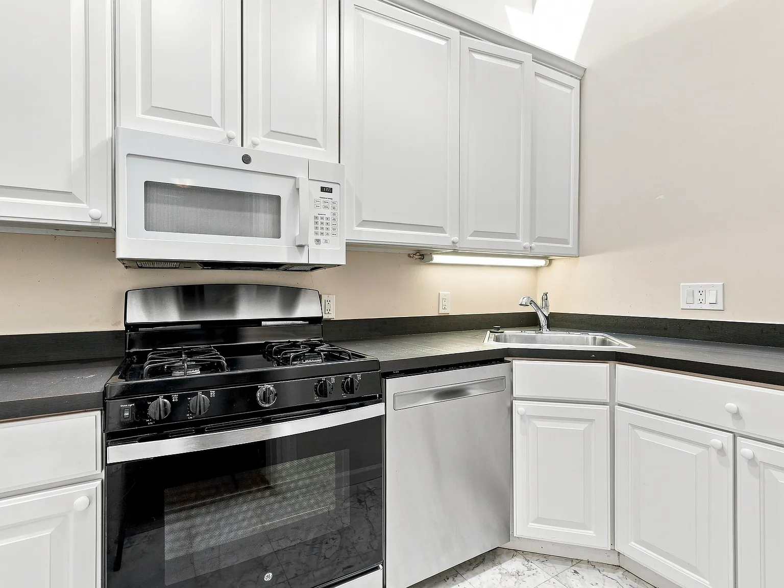 3 bed, 1000 sqft, $1,800 — Photo 3