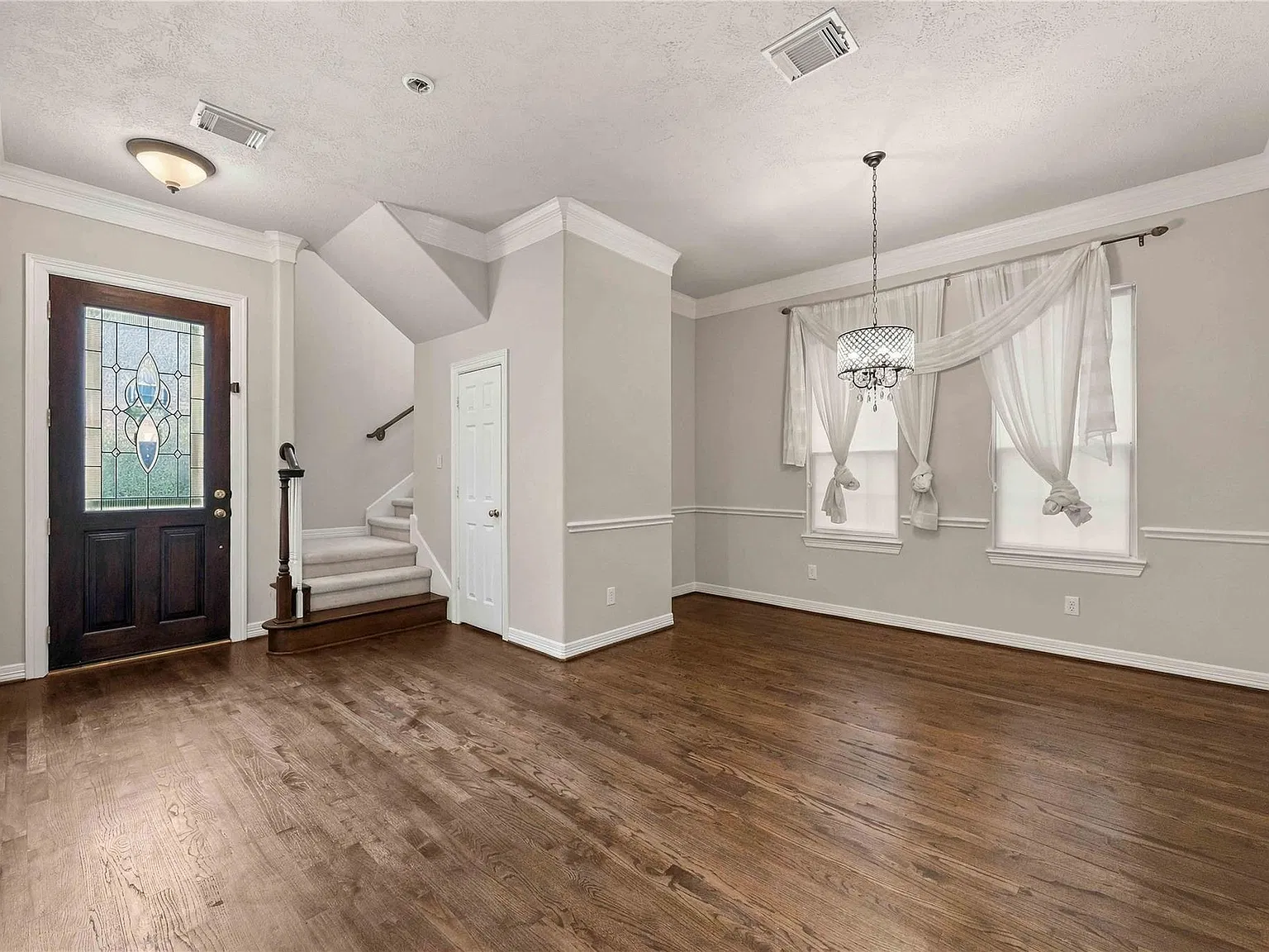 3 bed, 3.5 bath, 2869 sqft, $3,200 — Photo 3