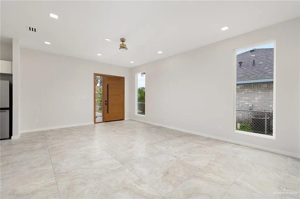 Building Photo - 2041 Lake View Dr #5