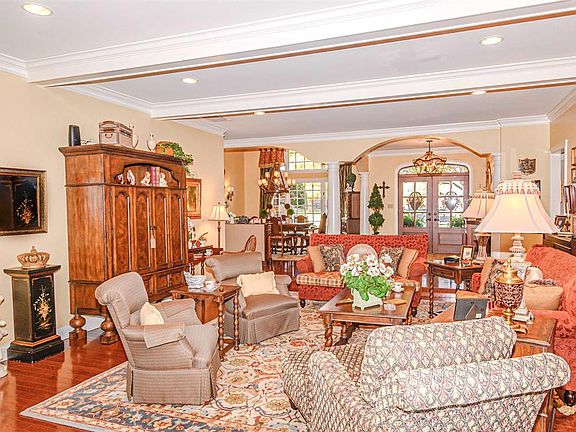 5th image of 410 Golfview Cir