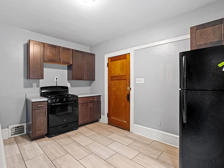3040 N Maryland Ave — Photo 10