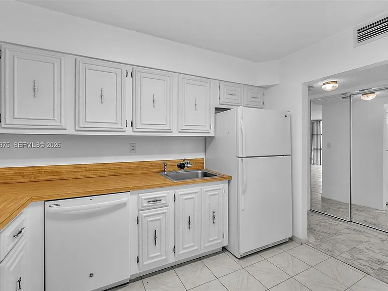 1000 Parkview Dr #229 — Photo 14
