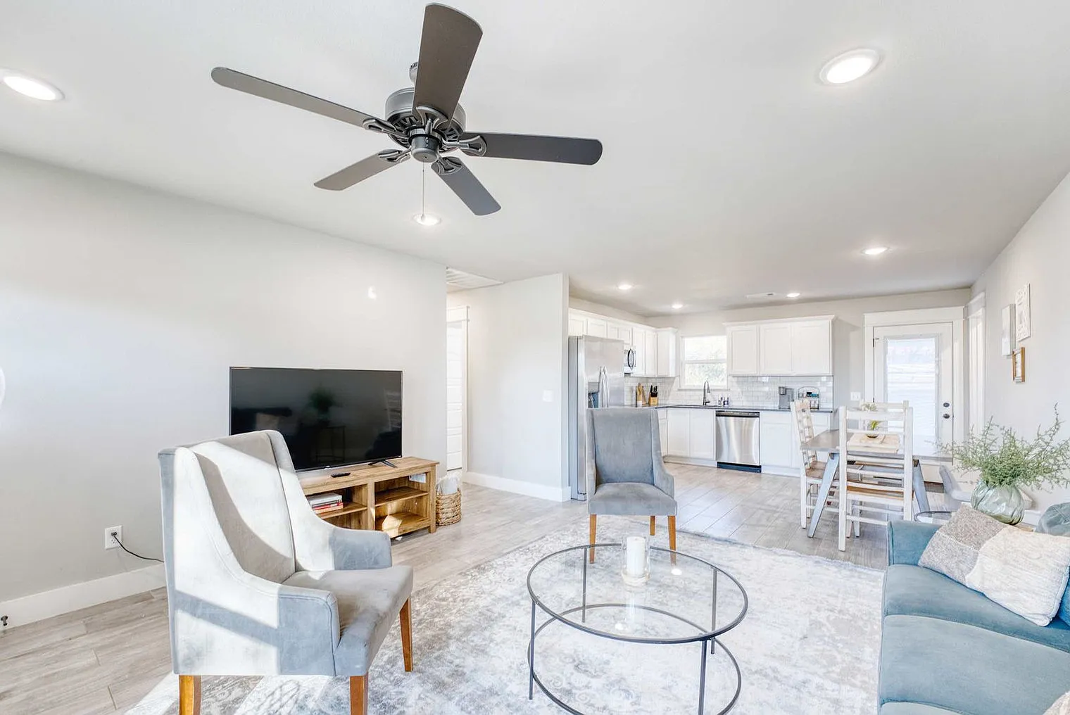 4 bed, 2.0 bath, 1377 sqft, $3,577 — Photo 3