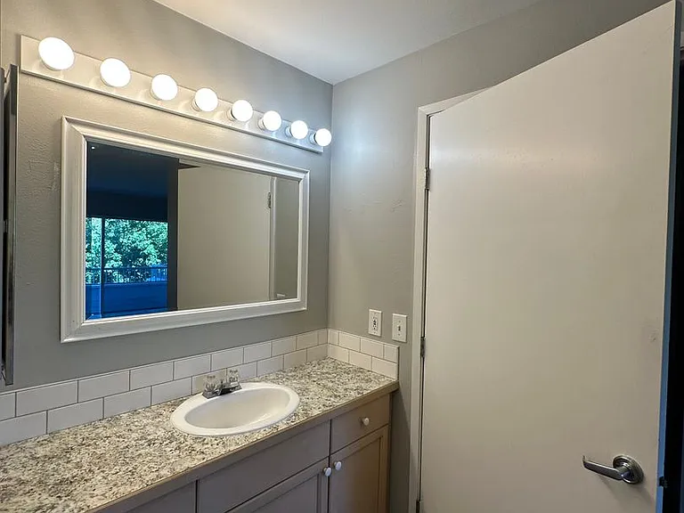 Interlake Apartments — Photo 27