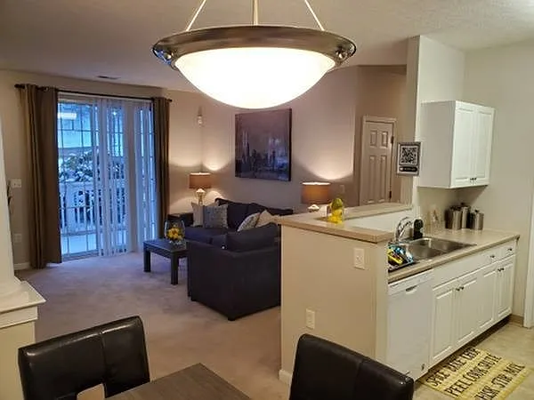 2BR, 2BA - Kitchen