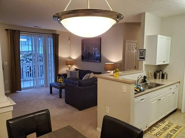 2BR, 2BA - Kitchen