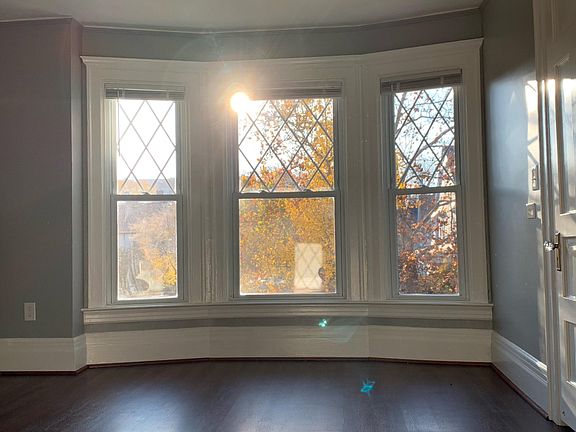 5th image of 704 Van Dyke St