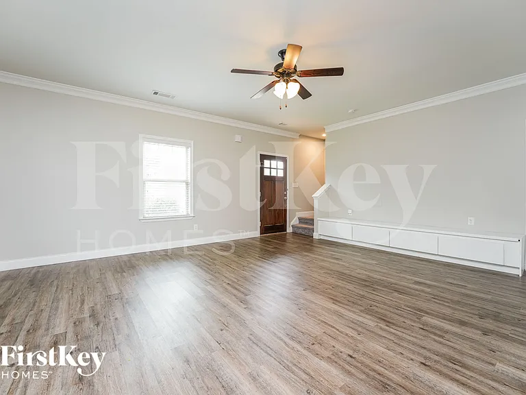 1035 Sutherland Dr — Photo 3