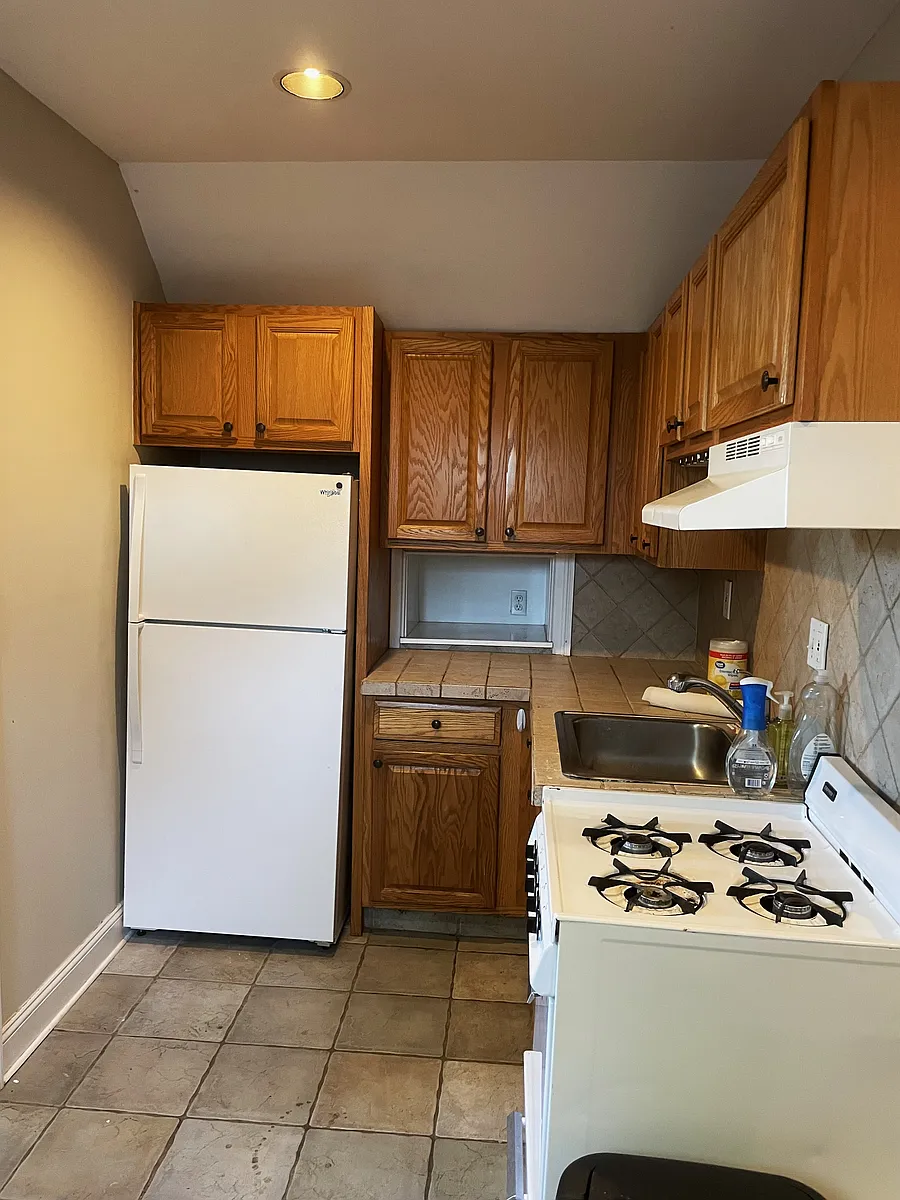 Building Photo - 251 Whiting Ln #3