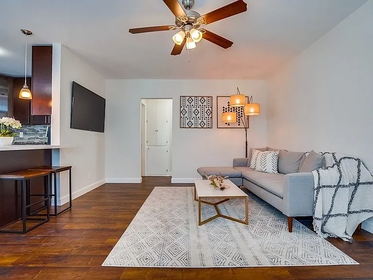 629-633 W Hyde Park Blvd — Photo 9