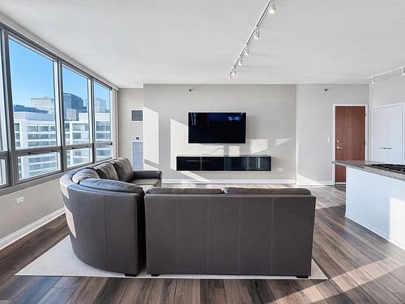 5th image of 701 S Wells St APT 1506