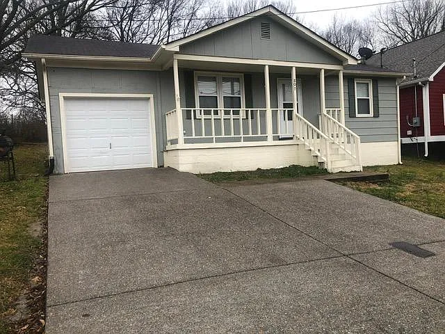 807 Eastview Dr — Photo 3