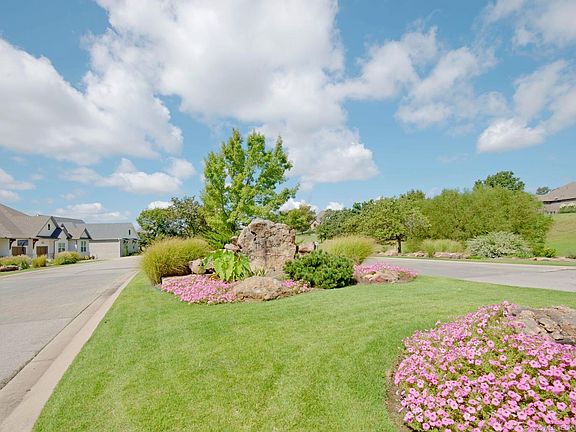 2nd image of 601 W Lakeview Dr
