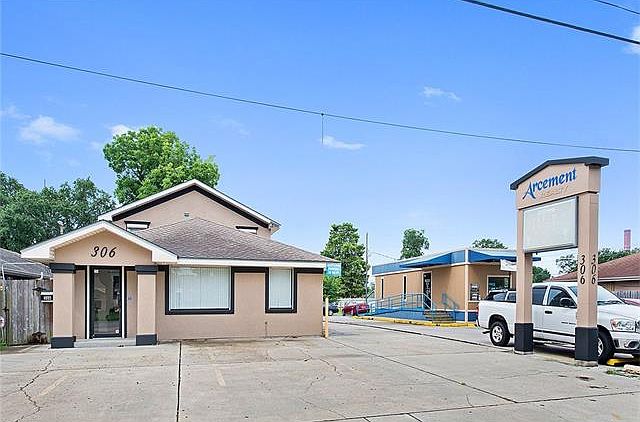 1st image of 306 W Judge Perez Dr