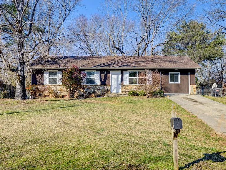 1025 Roswell Rd — Photo 1