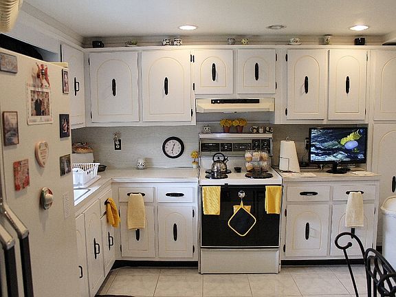 2nd image of 3040 Lake Shore Dr APT 205